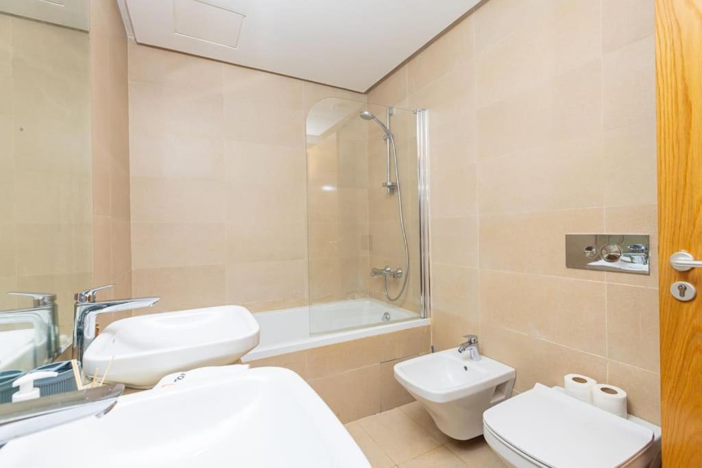 Modern 2Br Retreat In Marina Sale Luxury Living Apartment Hajja ภายนอก รูปภาพ