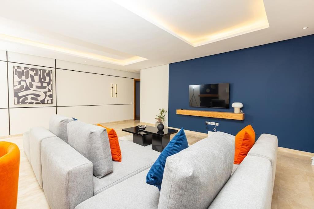 Modern 2Br Retreat In Marina Sale Luxury Living Apartment Hajja ภายนอก รูปภาพ
