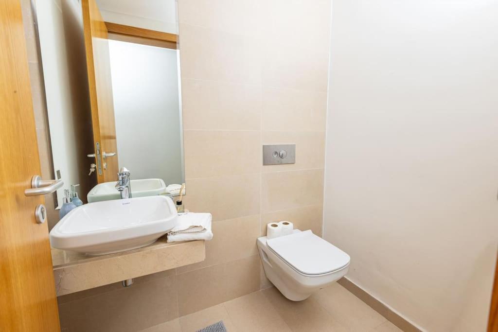 Modern 2Br Retreat In Marina Sale Luxury Living Apartment Hajja ภายนอก รูปภาพ