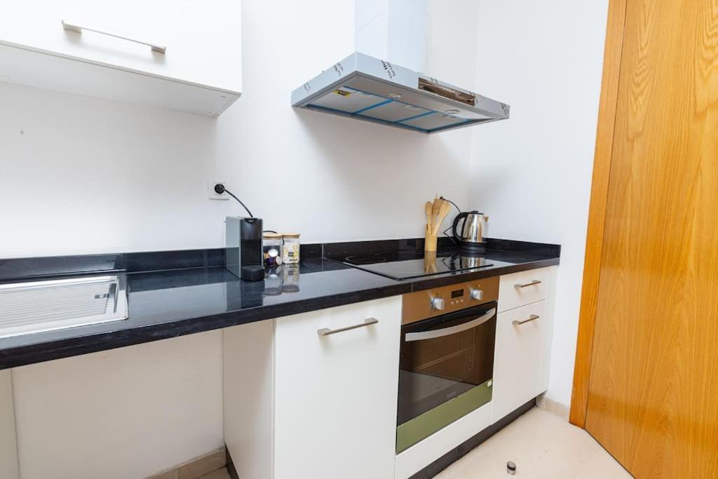 Modern 2Br Retreat In Marina Sale Luxury Living Apartment Hajja ภายนอก รูปภาพ