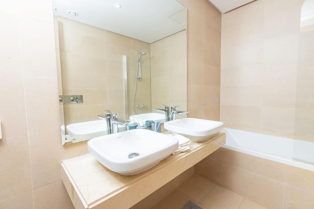 Modern 2Br Retreat In Marina Sale Luxury Living Apartment Hajja ภายนอก รูปภาพ