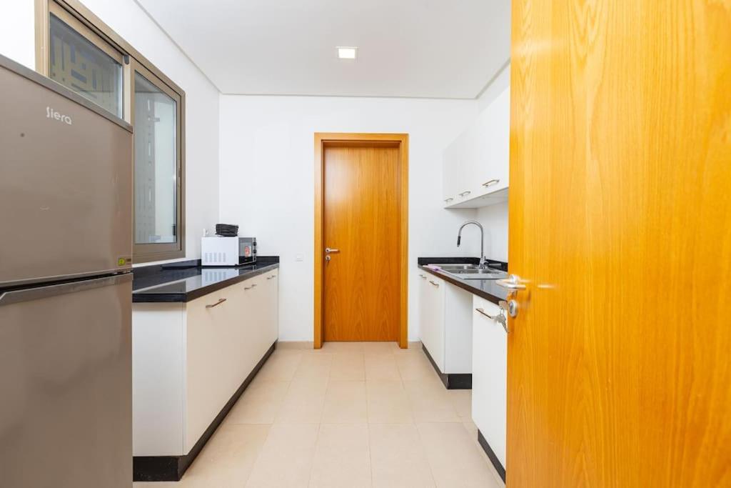 Modern 2Br Retreat In Marina Sale Luxury Living Apartment Hajja ภายนอก รูปภาพ