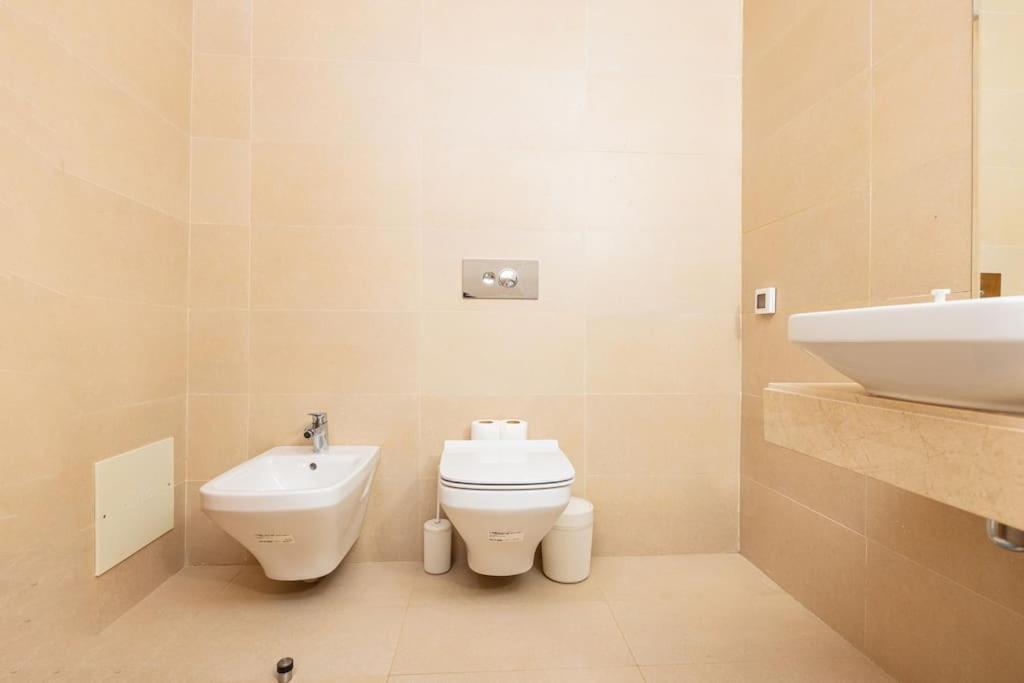 Modern 2Br Retreat In Marina Sale Luxury Living Apartment Hajja ภายนอก รูปภาพ