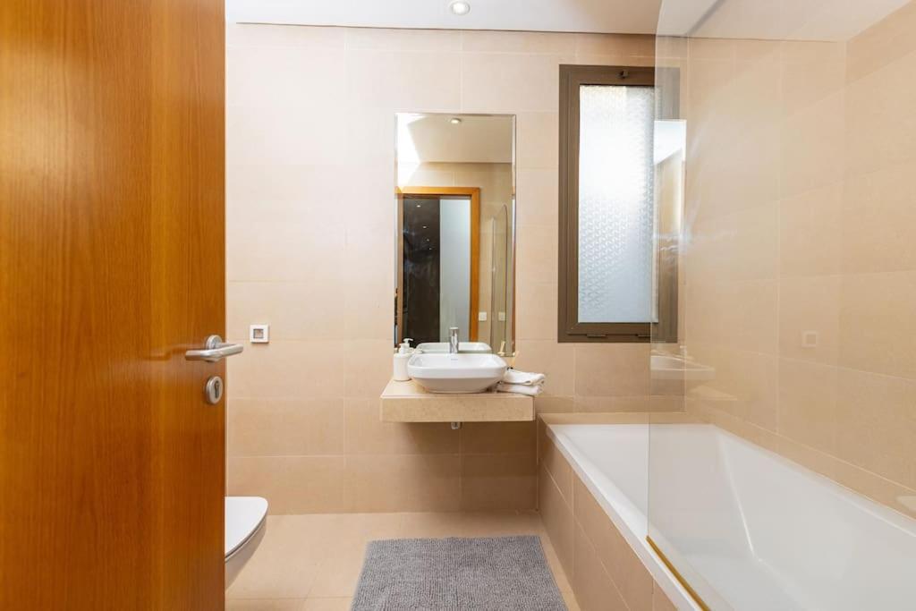 Modern 2Br Retreat In Marina Sale Luxury Living Apartment Hajja ภายนอก รูปภาพ